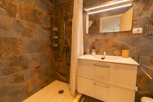 ein Badezimmer mit Waschbecken und Dusche in der Unterkunft Africa Master Suite in Las Palmas de Gran Canaria