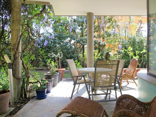 Un patio con mesa y sillas y plantas. en Holiday Home Casa Le Terrazze by Interhome, en Nettuno