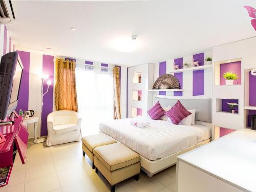 - une chambre avec un lit aux murs violets et blancs dans l'établissement Boutique Hote123, à Kuala Lumpur
