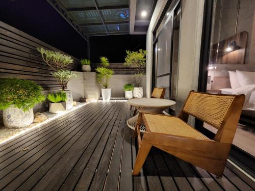 d'un balcon avec une table, des chaises et des plantes en pot. dans l'établissement The Retro Tai-Pan, à Tainan