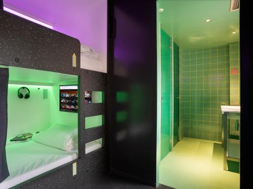 a small room with a bunk bed and a bathroom at AMISTAT City Hostel Barcelona in Barcelona