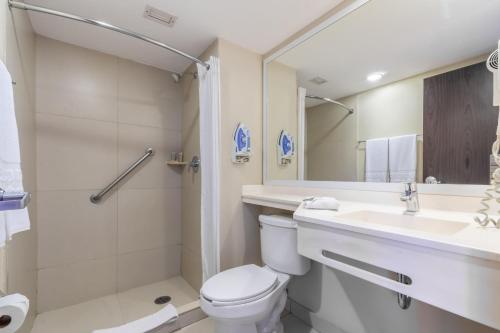 y baño con aseo, lavabo y ducha. en City Express by Marriott Apizaco en Apizaco