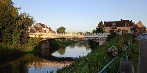 een brug over een rivier in een stad met huizen bij Aux 10 Ponts - Gîte aux abords du fleuve La Somme - La mer à 30 min - La nuit pour 6 voyageurs in Pont-Rémy