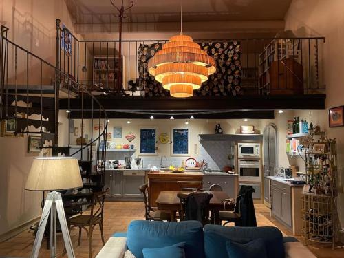 Il dispose d'une cuisine et d'un salon avec un canapé et une table. dans l'établissement Villa avec piscine dans le Luberon, à Ménerbes