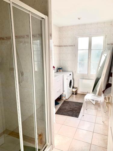 une salle de bain avec douche et machine à laver dans l'établissement Maison à 400m de la plage, à Rivedoux-Plage