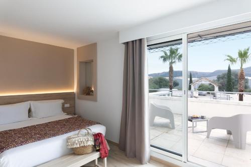 Postel nebo postele na pokoji v ubytování Golfe Hôtel & Spa Porto-Vecchio