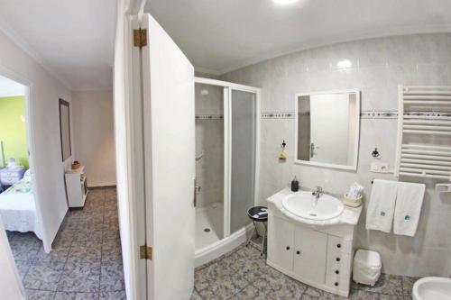 y baño con lavabo, ducha y bañera. en 3 bedrooms apartement with city view balcony and wifi at Villena, en Villena