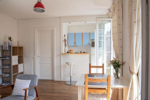 un salon avec une table et deux chaises dans l'établissement Appartement Perret, au Havre