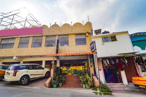 コダイカナルにあるFabHotel Roshan Residency - Nr Kurinji Andavar Templeの建物の前に駐車された白い車