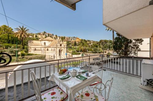 d'une table et de chaises sur un balcon avec vue. dans l'établissement Anna Station Near Sea - Happy Rentals, à Sanremo