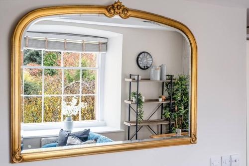 Fotografie z fotogalerie ubytování Stunning 2 Bedroom Apartment in Converted Chapel v destinaci Bath