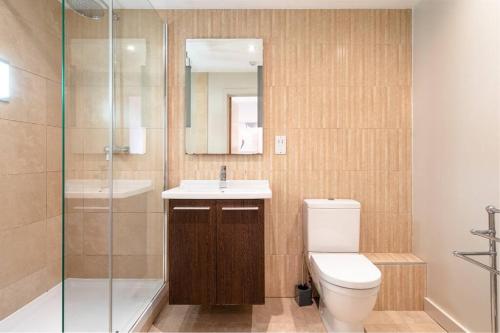 ein Bad mit einem WC, einem Waschbecken und einer Dusche in der Unterkunft Stunning 2 Bedroom Apartment in Converted Chapel in Bath