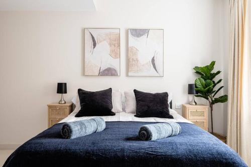 1 dormitorio con 1 cama azul y 3 cuadros en la pared en Stunning 2 Bedroom Apartment in Converted Chapel, en Bath