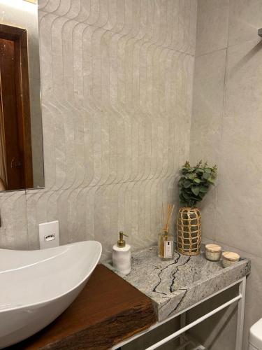 a bathroom with a white sink and a mirror at Cabana Natu - Visconde de Mauá in Visconde De Maua