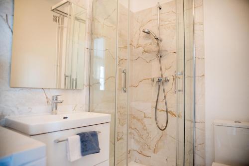 une salle de bain avec une douche avec un lavabo et des toilettes dans l'établissement Appartement Perret, au Havre