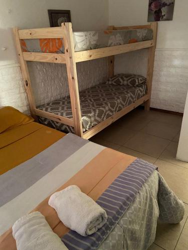dwa łóżka piętrowe siedzące obok siebie w pokoju w obiekcie LAJUA aeropuerto Ezeiza II w mieście Barrio Esteban Echeverría
