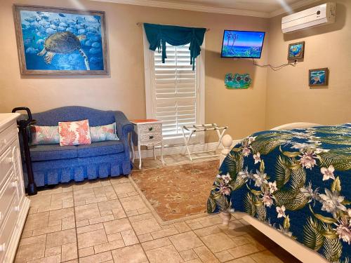 清水海灘的住宿－Guest suite - Waterfront -Pool & Hot tub- Walk to Beach，一间卧室配有一张床和一张沙发