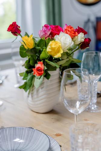 a vase filled with colorful flowers on a table at UNiQE I 115qm I 3 Schlafzimmer I Nähe Messe in Haar