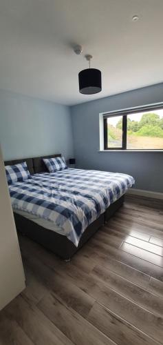 una camera con letto e finestra di The Haggard Self Catering Accommodation a Castleblayney