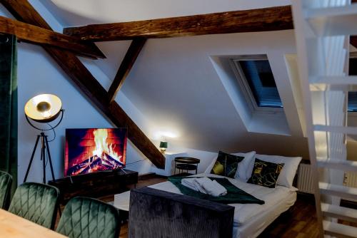 a living room with a couch and a tv at UNiQE I 115qm I 3 Schlafzimmer I Nähe Messe in Haar