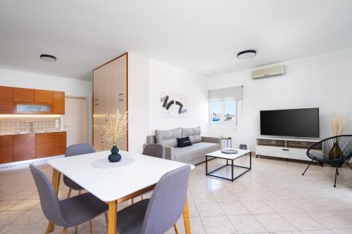 TV a/nebo společenská místnost v ubytování Plumeria Apartment Sitia