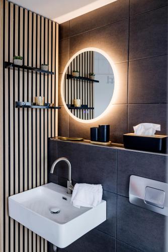 a bathroom with a sink and a mirror at UNiQE I 115qm I 3 Schlafzimmer I Nähe Messe in Haar