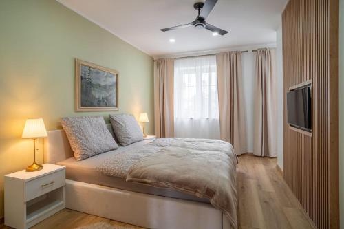 Ένα ή περισσότερα κρεβάτια σε δωμάτιο στο Charming 2-bedroom apartment in the wider center of Bratislava