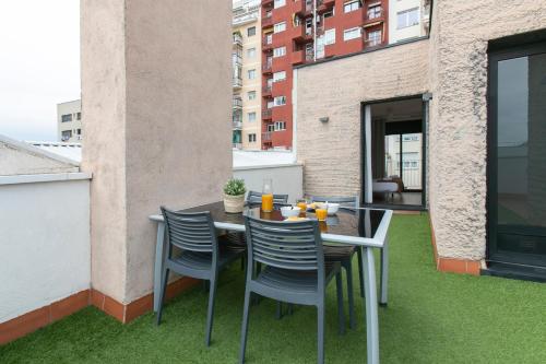 バルセロナにある11 Luminous and cozy apartment in Graciaのバルコニー(テーブル、椅子付)