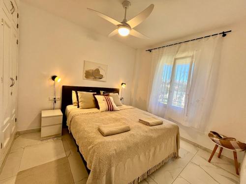 Postel nebo postele na pokoji v ubytování 2 bedroom apartment walking distance to the beach