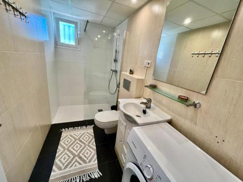 Koupelna v ubytování 2 bedroom apartment walking distance to the beach