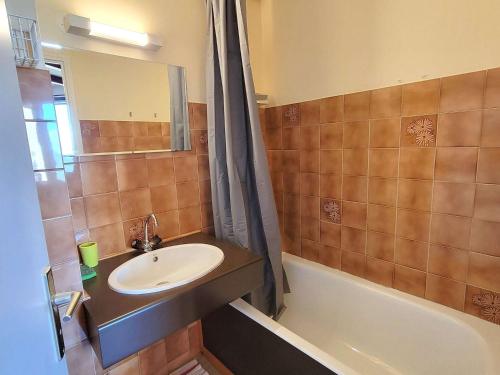 une salle de bain avec un lavabo et une baignoire dans l'établissement **Studio Montagne 2/3 pers - Pied des pistes, centre station** - FR-1-393-43, à Saint-Michel-de-Chaillol