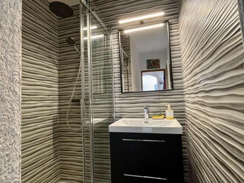 une salle de bain avec un lavabo et une douche dans l'établissement Appartement cosy 3 pièces avec piscine, 6 couchages, proche mer à Argelès-sur-Mer - FR-1-225-669, à Argelès-sur-Mer