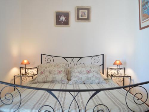 - une chambre avec un lit en métal et deux lampes dans l'établissement Coquette Villa 2P avec Jardin et Terrasse à Banyuls-sur-Mer - FR-1-225C-63, à Banyuls-sur-Mer