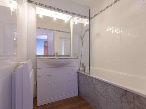 une salle de bain blanche avec un lavabo et une douche dans l'établissement Duplex 7 Pers avec Piscine Couverte, Fitness et Parking, à 400m des Pistes et Proche Centre - FR-1-404-256, à La Mongie