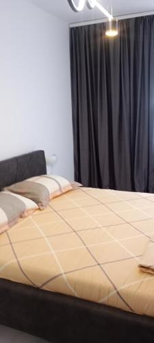 a large bed in a room with a window at Apartament Pro Confort in Tulcea