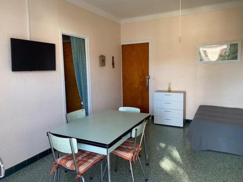une pièce avec une table, des chaises et un lit dans l'établissement Studio confortable à 2 pas de la mer avec balcon - Argelès-sur-Mer - FR-1-388-209, à Argelès-sur-Mer