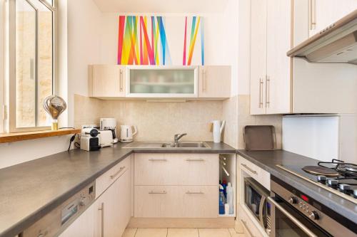 GuestReady - Bright Apt in city centre w/ Parking