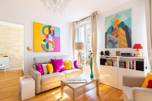 un salon avec un canapé et une table dans l'établissement GuestReady - Bright Apt in city centre w/ Parking, à Bordeaux