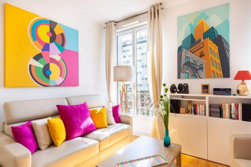 un salon avec un canapé et une table dans l'établissement GuestReady - Bright Apt in city centre w/ Parking, à Bordeaux