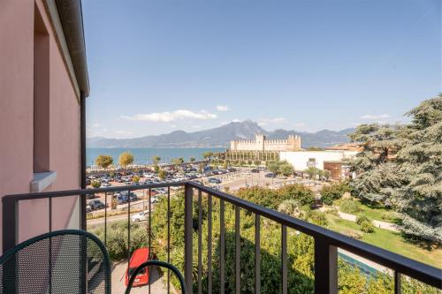 balkon z widokiem na parking w obiekcie Hotel Al Castello w mieście Torri del Benaco