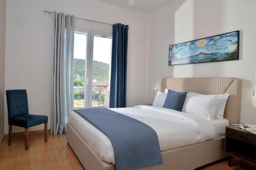 - une chambre avec un lit, une chaise et une fenêtre dans l'établissement Stork Apartments, à Vivári