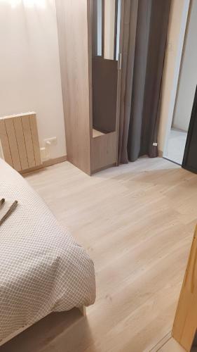 una camera con letto e pavimento in legno di Appartement d'une chambre avec terrasse amenagee et wifi a Publier a 3 km de la plage a Publier
