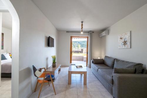 Χώρος καθιστικού στο Stork Holiday Apartments - Garden & Sea View