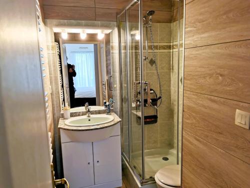 une salle de bain avec toilettes, lavabo et douche dans l'établissement CAP AUX SABLES avec garage, à Les Sables-dʼOlonne