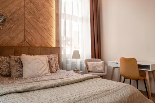 um quarto com uma cama grande e uma cabeceira em madeira em Apartament Złota Perła em Czarny Dunajec