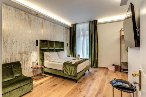 ローマにあるGoldoni 47のベッドルーム1室(ベッド1台、椅子、ソファ付)