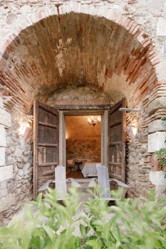 Ein Garten an der Unterkunft Hotel Castell de Vallgornera