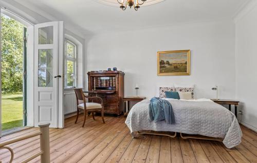 1 dormitorio con 1 cama y escritorio con silla en Lovely Home In Haderslev With Kitchen, en Haderslev