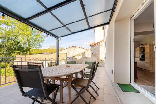 une salle à manger avec une table et des chaises en bois dans l'établissement Le Coin Fertois, à La Ferté-sous-Jouarre