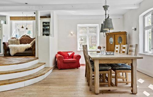 Χώρος καθιστικού στο Cozy Home In Sønderborg With Kitchen